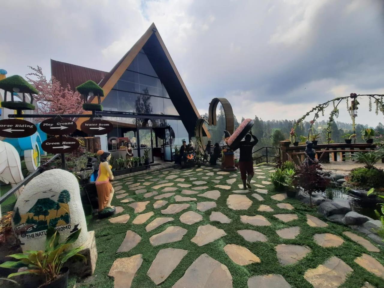 Hotel Nature Bromo And Resort Pasuruan Exteriör bild